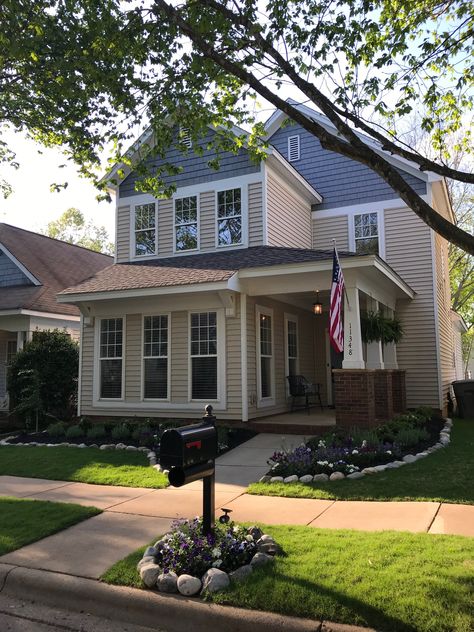 Suburban American House, New York Suburbs Houses, American Houses Inside, Usa House Design, Mobile Home Aesthetic, American Neighbourhood, American Suburban House, American House Aesthetic, Small Suburban House