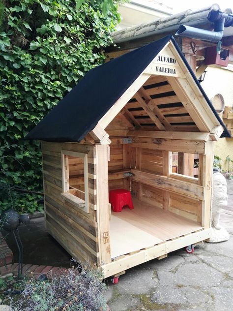 Pallet Clubhouse For Kids, Pallet Playhouse Diy Easy, Caddy Diy, Diy Outdoor Bench, Diy Mirror Frame, Pallet Kids, Easy Woodworking Projects Diy, Pallet Playhouse, Pipe Shelving