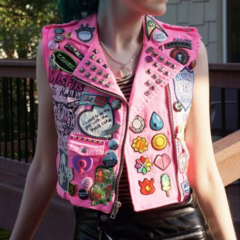 Biker Vest Outfit, Vest Outfit Ideas For Women, Battle Vest Ideas, Vest Outfit Ideas, Kawaii Punk, Punk Fashion Diy, Vest Ideas, Battle Vest, Battle Jackets