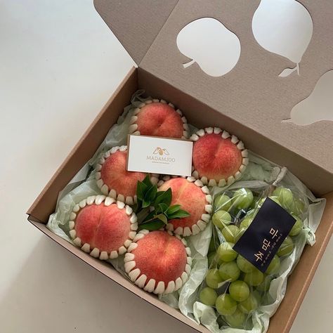 ˗ˏˋ⋆ | 𝐩𝐢𝐧: @𝐣𝐞𝐧𝐧𝐠𝐮𝐲𝐞𝐧𝟏𝟏𝟒 Fruit Bouquet Ideas, Eid Hampers, Fruit Hampers, Mini Cafe, Fruit Basket Gift, Fruit Packaging, Fruit Shop, Fruit Gifts, Fruit Box