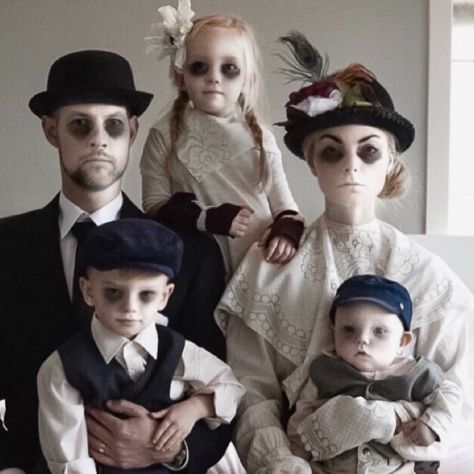 Halloween Costumes For 3 Family, Ghost Costume Kids, Funny Family Costumes, Addams Family Halloween Costumes, Victorian Ghost, 3 People Costumes, Ghost Family, Costumes College, Cheap Halloween Costumes