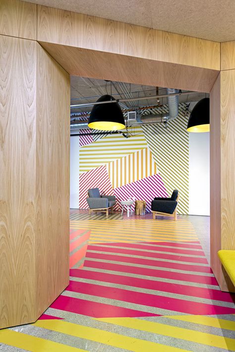 Interior Design Idea - This office design has a colorful geometric pattern that flows from the wall to the floor, and is inspired by the colors of the tulip fields in the Netherlands. Interior Kantor, Fun Office, Floor Graphics, Corporate Interiors, Office Office, Workplace Design, Happy Design, Design Magazine, Commercial Interior Design