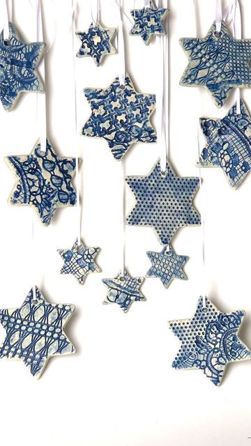 Hanukkah Ornaments Diy, Hannakuh Decorations, Hanukkah Decor Ideas, Hannukah Decorations Aesthetic, Hanukkah Aesthetic, Hanukkah Garland, Chanukah Crafts, Hanukkah Party Decorations, Chanukah Decorations