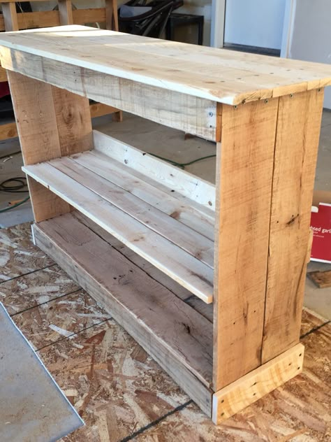 Diy Pallet Projects That Sell, Shelf Made From Pallets, Large Pallet Projects, Simple Pallet Furniture, Boot Shelf Ideas, Pallet Gifts Diy, Reclaimed Pallet Wood Projects, Family Storage Ideas, Simple Pallet Projects