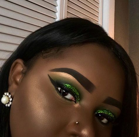 Green Makeup Looks Prom, Princess Tiana Makeup Look, Halloween Green Nails, Dark Green Eye Makeup, Makeup Ideas Green, Dark Green Makeup, Emerald Green Makeup, Emerald Eye Makeup, Fairy Costume Makeup