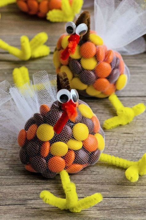 Cute candy turkeys for Thanksgiving! #thanksgivingideas #thanksgiving #thanksgivingcrafts #kidscrafts #thanksgivingtable #thanksgivingDIY Candy Turkeys, Thanksgiving Turkey Treats, Diy Thanksgiving Crafts, Thanksgiving Candy, Fun Thanksgiving Crafts, Turkey Treats, Thanksgiving Kids Table, Thanksgiving Snacks, Easy Treat