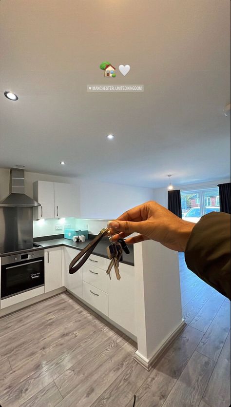 Key To New Apartment, First Home Keys Aesthetic, New Flat Aesthetic Keys, Buy A Home Vision Board, Moving To A New Home Aesthetic, New Home Owner Aesthetic, Buying An Apartment Aesthetic, New Flat Aesthetic, Buying Home Aesthetic