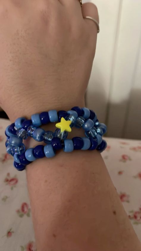 How To Make A Kandi Star Cuff, Cute Kandi Singles, Concert Bracelets Diy, How To Make Kandi Star Glove, Star Kandi Bracelet, Kandi Patterns Tutorials, How To Make A Cuff Bracelet Kandi, Kandi Star Bracelet, Spiked Kandi Cuff