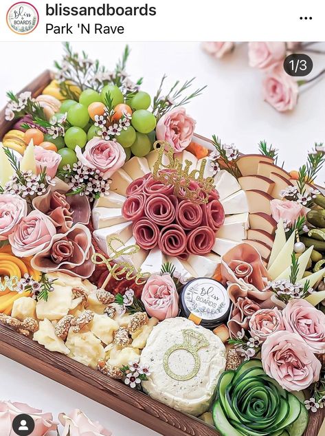 Charcuterie Appetizers, Charcuterie Board Meats, Plateau Charcuterie, Decorações Com Comidas, Party Food Buffet, Chicken Healthy, Charcuterie Inspiration, Charcuterie Platter, Charcuterie Cheese