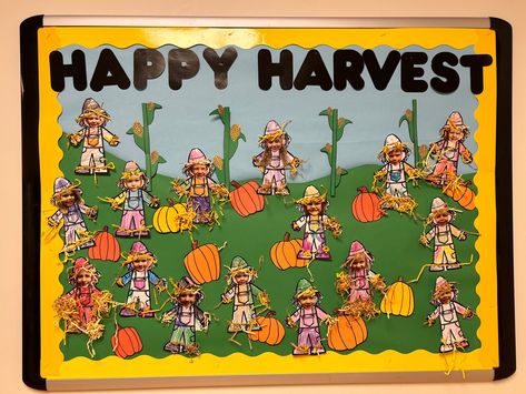 Autumn bulletin board for preschool Scare Crow Bulletin Board, Happy Fall Bulletin Board Ideas, Turkey Bulletin Boards For School, Scarecrow Bulletin Board Ideas Preschool, Halloween Bulletin Boards For Preschool, November Bulletin Boards For Preschool, Scarecrow Bulletin Board, Autumn Bulletin Boards, Bulletin Board For Preschool