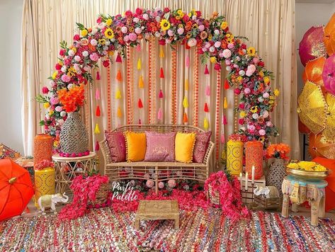 Mendhi Event Ideas, Mehndi Event Decoration At Home, Indoor Mehndi Decor, Mehendi Theme Ideas, Engagement Decorations Indian Indoor, Mehndi Wedding Decor, Mendhi Night Ideas, Pakistani Mehndi Decor At Home, Mayun Decoration At Home