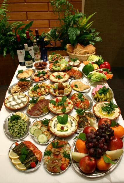 Lebanese appetizers Arabisk Mad, Lebanon Food, Best Restaurants In London, Iran Food, Syrian Food, Arabian Food, Lebanese Cuisine, Lebanese Food, Persian Cuisine