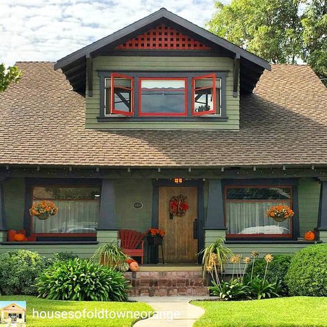 @theamericanhome on Instagram: “Now this is a cute home - love the colors of this California bungalow! (@regrann from @housesofoldtowneorange) #regrann #craftsman…” Colorful Bungalow Exterior, Craftsman Homes Exterior Colors, Mcm Bungalow Exterior, 1940s Bungalow Remodel, Colorful Homes Exterior, Vintage Exterior House Colors, Craftsmen Exteriors, 1920s Bungalow Exterior, Colorful Home Exterior