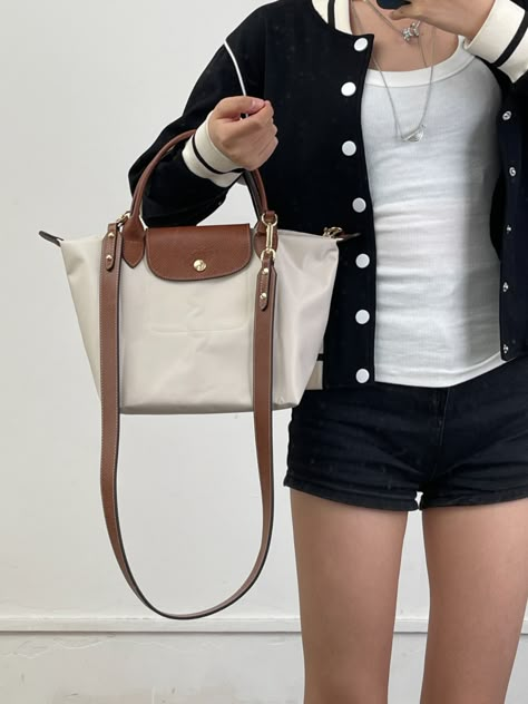 I added two accessories to the handle, and a shoulder strap was added, so that I could carry it on my body Longchamp Outfit, Longchamp Tote Bag, Tote Bag Straps, Uni Bag, Longchamp Tote, Longchamp Bag, Longchamp Bags, Luxury Bag, Pretty Bags