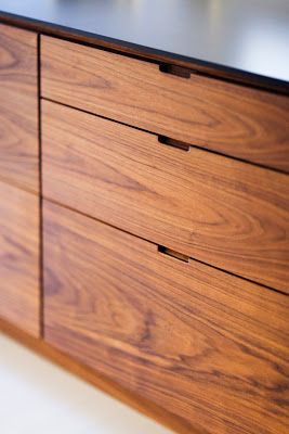 Integrated Handle Kitchen, Kitchen Cabinet Material Types, Dark Benchtop, Cabinet Handle Ideas, Teak Kitchen Cabinets, Kitchen Cabinets Without Handles, Big Kitchen Design, Kitchen Remodel Dark Cabinets, Old Kitchen Remodel