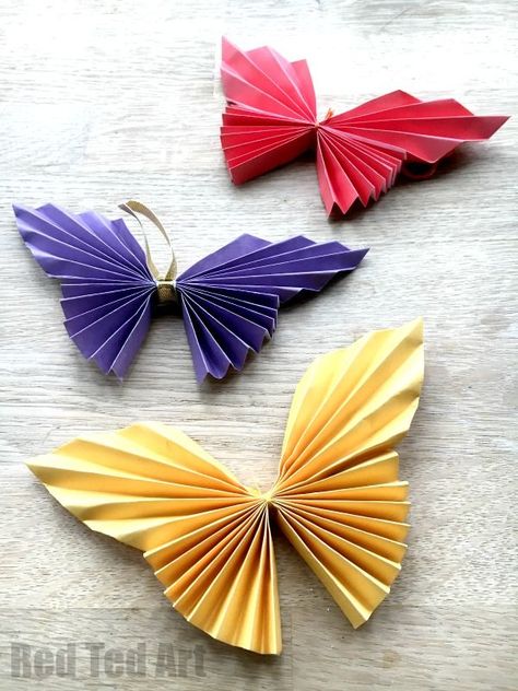 Easy Paper Butterfly Origami - beautiful origami butterflies for kids to make. These look super effective, would look great as a wall decoration, mobile, mirror or picture frame decoration, but also as a hair piece or as part of a greeting card. One lovely butterfly craft for kids. Lots of gorgeous uses! Easy Paper Butterfly, Origami Butterflies, Paper Craft Work, Paper Butterfly Crafts, Vika Papper, Kerajinan Diy, Butterfly Project, Construction Paper Crafts, Folding Origami