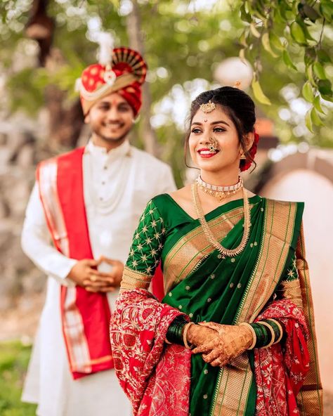 Nauvari Look For Bride And Groom, Marathi Wedding Photos, Marathi Wedding Look Couple, Bride And Groom Maharashtrian Wedding Outfit, Marathi Wedding Couple Poses, Vaidik Marriage Dress, Maharashtrian Wedding Photography, Green Nauvari Saree Brides, Saptpadi Couple Look