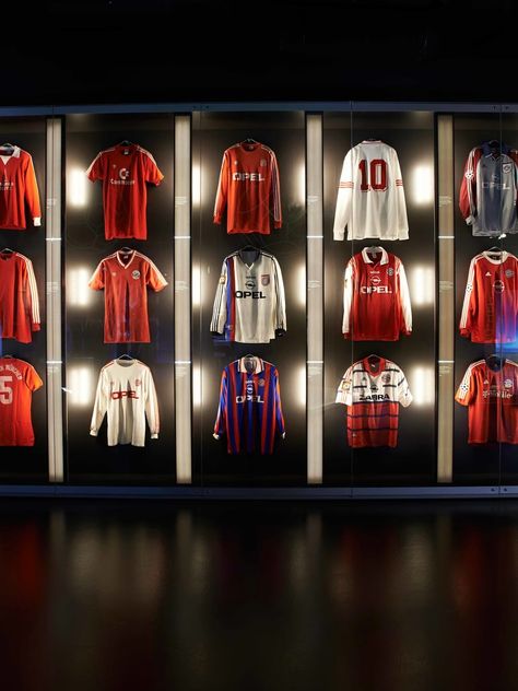 Soccer Scarf Display, Nba Party, Sport Bar Design, T-shirt Display, Sport Rack, Jersey Display, Small Bathroom Interior, Football Shop, Tshirt Display