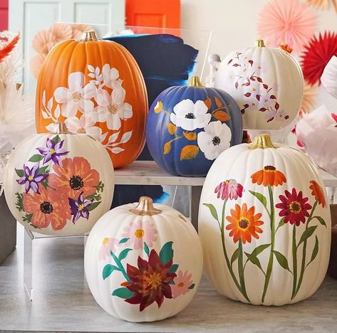 50 Fall Decor Ideas to Welcome Autumn in Style Boho Pumpkin Painting Ideas, Flowers Painted On Pumpkins, Pumpkin Painting Ideas Floral, Pumpkin Painting Flowers, Flower Pumpkin Painting, Flower Pumpkin Carving, Cheer Pumpkin, Pumpkin Painting Ideas Cute, Pumpkin Painting Designs