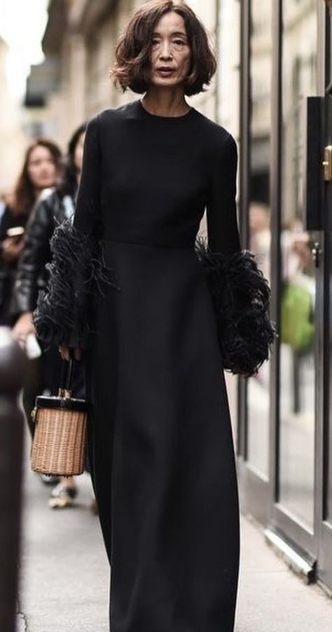 Mode Over 50, Mode Tips, Paris Fashion Week Street Style, Advanced Style, Ageless Style, Street Style Paris, Long Black Dress, Mode Inspo, 가을 패션