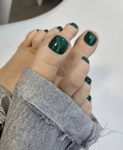 Spring Toe Nail Color 2024 16 Ideas: A Comprehensive Guide Trendy Toenails, Green Pedicure, Pedicure Trends, Winter Pedicure, Green Toe Nails, Sharp Claws, Gel Pedicure, Pedicure Ideas, Pedicure Colors