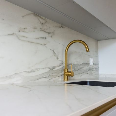 marazziceramiche on Instagram: "#marazzihomes A refined kitchen designed with Marazzi slabs The Top Marble Look Golden White. Location: Poland #marazziceramiche #thetopmarazzi #grandiformati #largeformatitiles #kitchencountertop #countertop #kitchentop #kitcheninterior #kitchendecoration #beautifulkitchen #kitchendecorideas #modernkitchendesign #colourfulkitchen #marblelook #marbleeffect #kitcheninspiration #kitcheninspo #kitchenfloor #kitchentiles" Marble Tile Kitchen, Colourful Kitchen, Gold Kitchen, Marble Tile, Kitchen Photos, Kitchen Tops, Gold Marble, Marble Effect, Kitchen Tiles