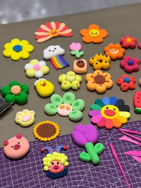 Beginners Clay Projects, Cute Model Magic Clay Ideas, Bakeable Clay Ideas, Super Light Clay Ideas, Silk Clay Ideas, Ide Clay, Super Clay Art, Foam Clay Ideas, Clay Flower Mirror