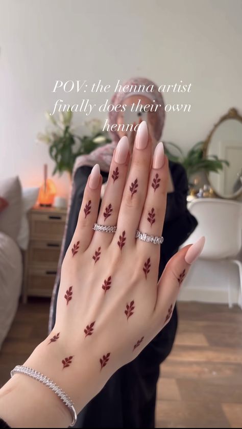 Minilistic Mehndi Design, Aesthetic Mehendi Minimal, Mehandi Cute Designs, Mehendi Designs Simple Aesthetic, Most Simple Mehndi Designs, Chain Mehndi Designs Simple, Mehendi Designs For Hands Simple Aesthetic, Henna Minimalist Simple, Henna Mehendi Designs