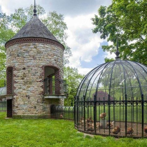 14 Wonderful and Wacky Chicken Coop Ideas [chicken coop castle turret] #chickencoop Coop Design, Chicken Coop Designs, Coop Plans, Building A Chicken Coop, Chicken Coop Plans, Backyard Chicken Coops, Diy Chicken Coop, Chicken Diy, Chicken Runs