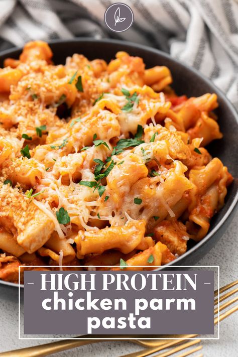 High Protein Chicken Parmesan Pasta is easy to make in one pot! A high protein pasta dish that everyone will love. (Quick to make in under an hour too!) Keto Chicken Pasta Recipes, High Protein Dinner Recipes Instant Pot, Protein Packed Pasta Recipes, Healthy Recipes With Egg Noodles, Quick Dinner Meal Prep, High Protein Comfort Meals, High Calorie Pasta Recipes, Easy Pasta Meal Prep, Protein Pasta Bake