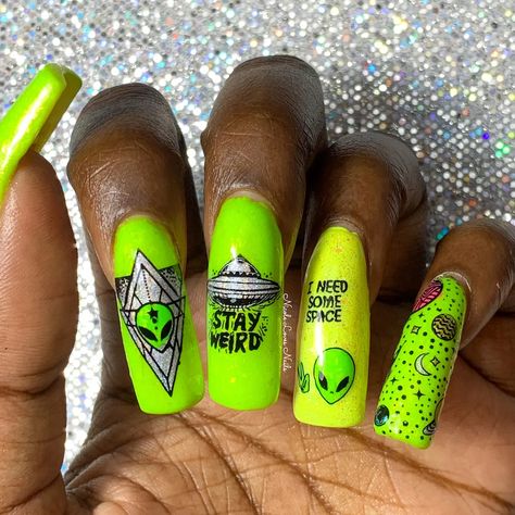 Alien Green Nails, Neon Green Nail Art, Alien Nails Design, Ufo Nails, Alien Nail Art, Graffiti Nail Art, Lamp Nails, Neon Alien, Alien Nails