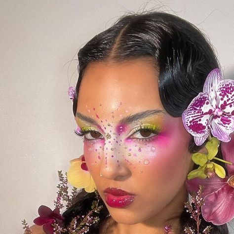 ROWI SINGH⚡️🌻 on Instagram: "THIS IS WHAT LEO SEASON LOOKS AND FEELS LIKE ♌️💐🌺 birthday look ✨✨✨ Hair by @hairwithlinda, when we collab it’s always next level 🫡 Florals courtesy of @thegroundsfloralsbysilva 🌸 Bouquet corset by @tylermcgillivary #creativemakeup#leoseason" Complex Makeup Looks, Rowi Singh Makeup, Floral Makeup Looks, Cool Makeup Looks Creative, Tulip Makeup, Maximalist Makeup, No Make Up Make Up Look, Birthday Look, Floral Makeup