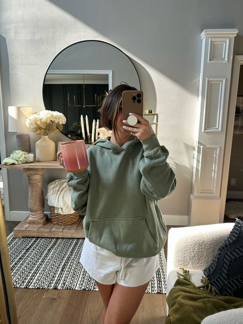 Postpartum Outfits Summer, Lazy Summer Outfit, Lounge Wear Aesthetic, Mum Fits, Young Mom Outfits, Comfy Mom Outfits, Summer Lounge Wear, Postpartum Outfits, Lazy Fits