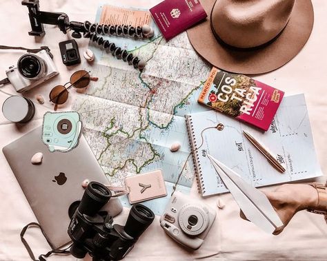 Packing can be a nightmare. For this very reason, I'm going to share with you what's in my carry on my best packing tips. Travel Flatlay, Costa Rica Aesthetic, Rica Aesthetic, Jungle Adventure, Marty Mcfly, Travel Wallpaper, Flat Lay Photography, Blogger Tips, Foto Vintage