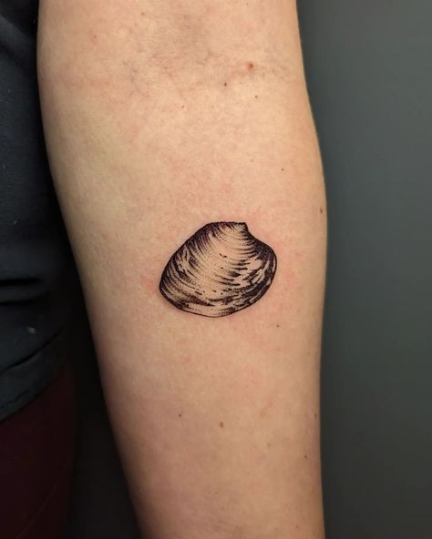 Lil tiny realistic clam shell for Calli! We made it exactly keeper size (1.5") so it'll double as a ruler when she goes clamming! Super fun. I'd love to do more like this. Clamshell Tattoo, Clam With Pearl Tattoo, Clam Tattoo, Pearl Tattoo, Edgy Style, Clam Shell, We Made It, Tattoo Idea, Future Tattoos