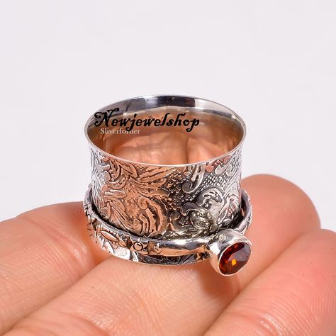 Granat Ring, Spinner Ring, 925 Silber Ring, Edelstein Ring, Angst Ring, Sorgen Ring, Versprechen Ring, Frauen Ring, Geschenk für Sie Vorteile des Spinner-Rings ** Dieser Spinner Ring hilft eine meditative, beruhigende und Stress reduzierende Wirkung zu erzielen. Spinner Ringe sind auch dafür bekannt, Angst zu reduzieren. Breite klobige Ringe für Damen sind die elegante Art zu zappeln. Er lässt sich an jedem Finger tragen, Zeige-, Mittel- und sogar als Daumenring. Vorteile von Granat Stein  Weil Granat ein so energetisierender Stein ist, wird er oft zu Manifestationszwecken verwendet und als Talisman für Glücksbringer getragen. Granat bringt nicht nur Vitalität, hohe Energie und Schutz, sondern hilft auch, Selbstvertrauen aufzubauen und die eigene Lebensaufgabe zu klären. Reinheit = 925er S Spinner Ring, Spinner Rings, Gold