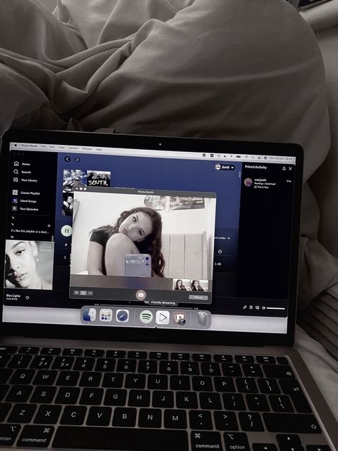 girl posing in a macbook camera. Computer Photoshoot, Laptop Camera Selfie Aesthetic, Computer Pictures Aesthetic, Macbook Pictures, Laptop Pictures, Laptop Selfie, Macbook Pics, Computer Pictures, Computer Photography