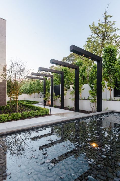 Black Steel Pergola, Modern Garden Arbor, Minimal Pergola, Patio Set Makeover, Cantilever Pergola, Melbourne Garden, Vertical Succulent Gardens, Inmobiliaria Ideas, Steel Pergola