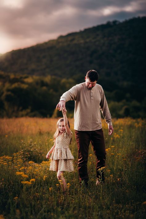 Father Daughter Poses Picture Ideas, Mommy Daddy And Daughter Photoshoot, Mother Father Daughter Photography, Mum Dad Daughter Photography, Dad With Daughters Photography, Father Daughter Photography Poses, Mommy Daddy And Daughter Pictures, Mom Dad Daughter Photoshoot Ideas, Family Photos With Daughter