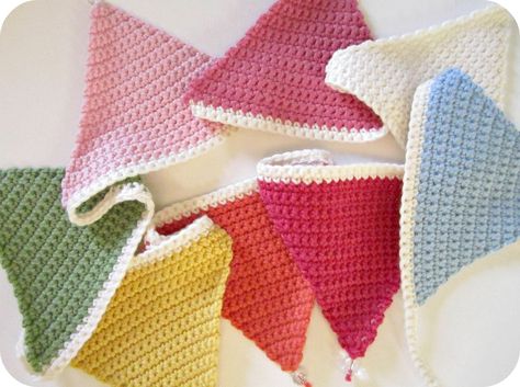 Crochet Triangle Pattern, Crochet Bunting Pattern, Bunting Tutorial, Bunting Pattern, Crochet Bunting, Crochet Garland, Crochet Triangle, Simple Crochet, Crochet Decoration