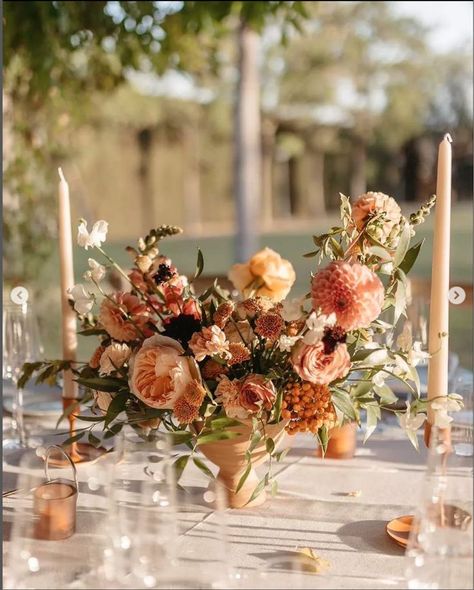 Chic Wedding Tablescape, Fall Wedding Flowers Table Decor, Fall Wedding Tablescapes, Thanksgiving Menus, Apricot Wedding, Dahlias Wedding, Wedding Alters, Fruit Wedding, Spring Garden Wedding