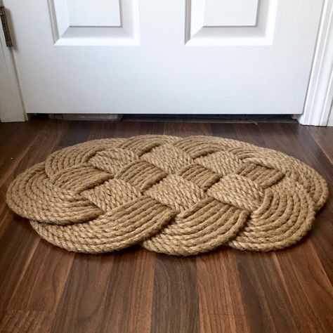 DIY Rope Rug or Doormat - My Version of the Ocean Plait Mat made with 3-Ply Jute Rope (rope doormat) #diy #rope #nautical #homedecor #craft #handmade #rug #doormat Braided Doormat, Jute Rope Diy, Jute Rope Crafts, Mat Design Ideas, Diy Mat, Doormat Diy, Diy Tapis, Jute Doormat, Jute Craft