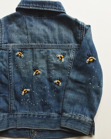 Embroider Denim Jacket, Hand Embroidered Jean Jacket, Embroidered Denim Jacket Diy, Denim Embroidery Jacket, Jean Jacket Embroidery Diy, Diy Embroidered Jean Jacket, Jean Jacket Embroidery Ideas, Denim Jacket Design Ideas, Embroidery On Denim Jackets