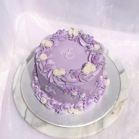 Joyce | Vintage & Cottagecore Cakes on Instagram: “Will never stop doing this design 💐 #floralcakes #floralcake #cakeinspo #cakesofinstagram #prettycake #prettycakes #birthdaycake…” Cottagecore Cakes, Purple Floral Cake, Floral Cake Ideas, Minimal Cake, Bolo Vintage, Purple Cakes Birthday, Butterfly Birthday Cakes, Purple Cake, Cake Decorating For Beginners