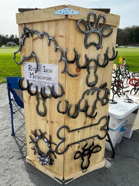 Metal Yard Decorations, Welding Art Horseshoes, Horseshoe Metal Art Welding Projects, Welded Horse Shoe Ideas, Welding Diy Project, Horseshoe Projects Welding, Horse Shoe Welding Ideas, Welding Projects With Horseshoes, Welded Horseshoe Projects