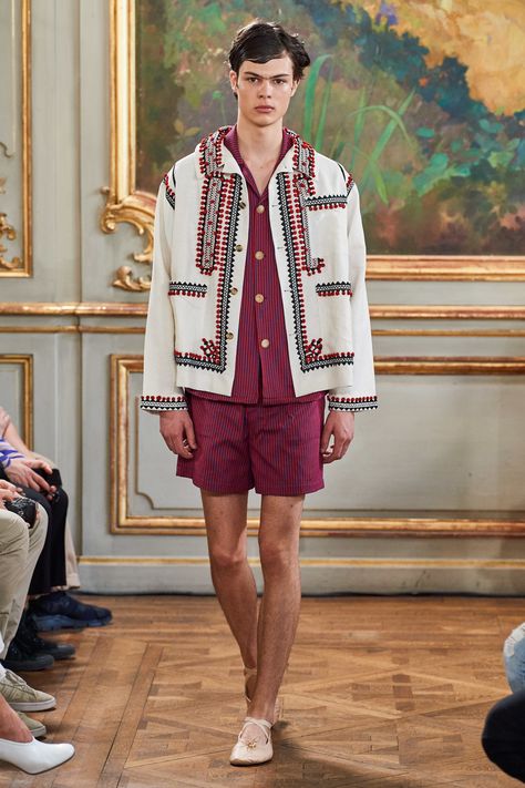 Bode Spring 2020 Menswear Fashion Show Collection: See the complete Bode Spring 2020 Menswear collection. Look 23 Embroidery Men, Paris Fashion Week Men, Graduation Style, Moda Paris, Milan Fashion Weeks, Menswear Collection, Mens Fashion Trends, Mode Inspiration, Male Model