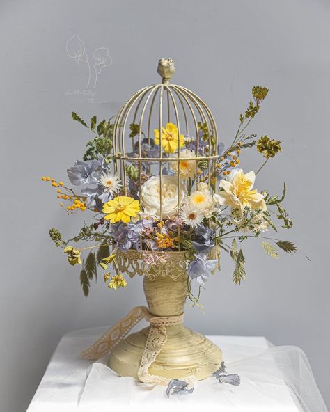 Birdcage Flower Arrangement, Bird Cage Floral Arrangements, Bird Cage Flower Arrangement, Birdcage Centerpiece, Birdcage Planter, Bird Cage Centerpiece, Summer Flower Arrangements, Candle Stick Decor, Lantern Ideas