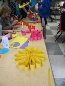 Flower Power Party, 60s Theme, Ra Themes, Preschool Garden, 60s Party, Teacher Doors, 70s Party, Classroom Art Projects, Spring Decorations