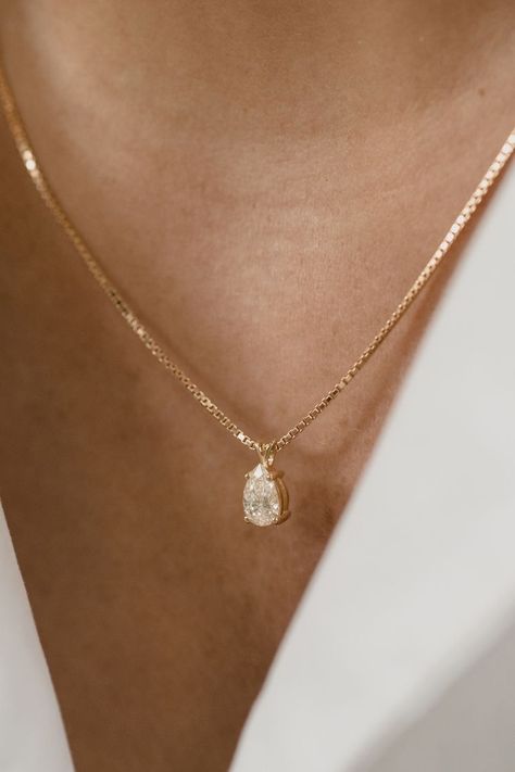 Necklaces To Give Your Girlfriend, Everyday Diamond Jewelry, Elegant Jewelry Classy, Gold And Diamond Earrings, Everyday Pendant, Pretty Jewelry Necklaces, Simple Chain, Party Attire, Classic Necklace