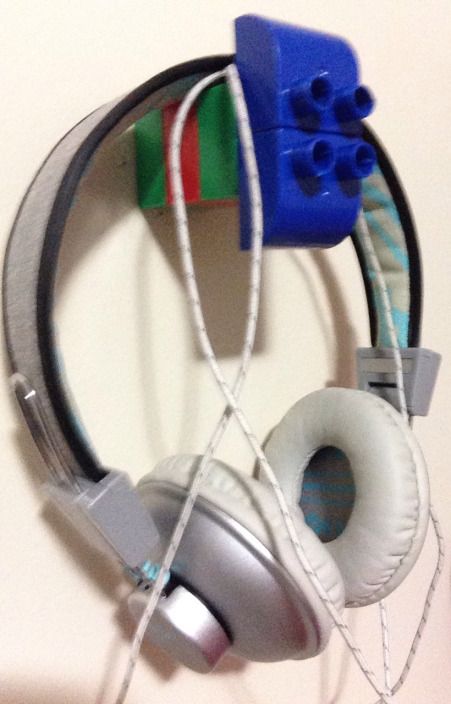 diy headphone holder this is so cheep and easy i will definitely try this Diy Headphone Holder, Diy Headphones, Headset Stand, Headphone Holder, Diy Woodworking, Headphones, Lego, Woodworking, Room Decor